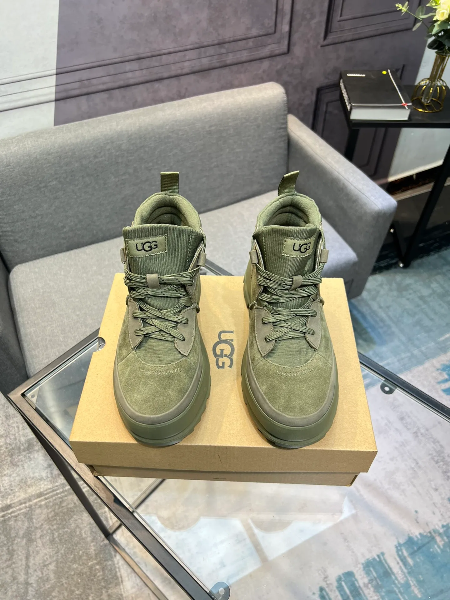 Men's shoes 💰620 (UGG) New 👉 Warm series for casual men, the simple and elegant shoe style sublimates the classics, the fabric is made of imported cowhide embossed ➕ warm real wool lining, and the special rubber outsole upgrades the wearing experience ✌️ Comfortable on the feet, very domineering! Code number:38-44